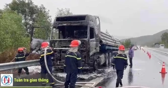 Xe đầu kéo bất ngờ bị cháy rụi trên cao tốc Nha Trang - Cam Lâm