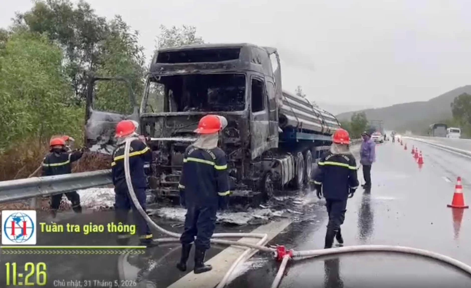 Xe đầu kéo bất ngờ bị cháy rụi trên cao tốc Nha Trang - Cam Lâm Xe đầu kéo bất ngờ bị cháy rụi trên cao tốc Nha Trang - Cam Lâm