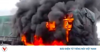 Xe đầu kéo bốc cháy dữ dội trên đường ven biển Nghệ An