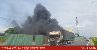 Xe đầu kéo bốc cháy trên cao tốc, giao thông ùn tắc gần 4 km