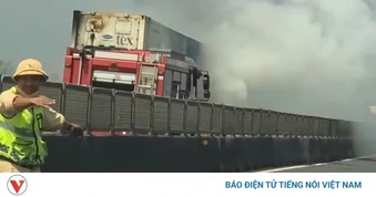 Xe đầu kéo cháy trên cao tốc Trung Lương - Mỹ Thuận