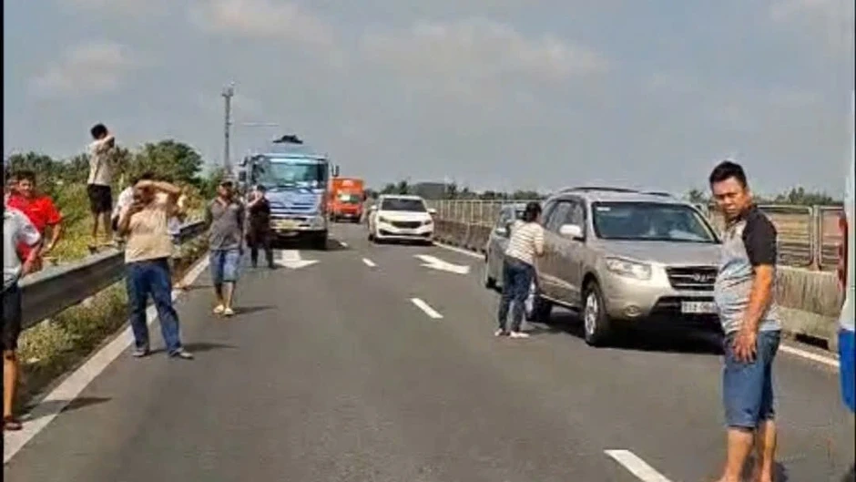 Xe đầu kéo cháy trên cao tốc Trung Lương - Mỹ Thuận Xe đầu kéo cháy trên cao tốc Trung Lương - Mỹ Thuận