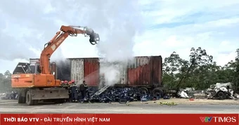 Xe đầu kéo chở bia cháy trơ khung trong đêm
