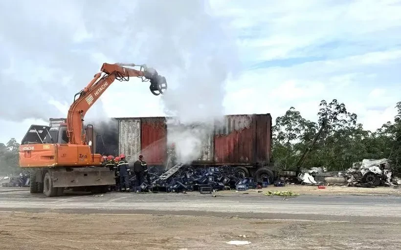 Xe đầu kéo chở bia cháy trơ khung trong đêm Xe đầu kéo chở bia cháy trơ khung trong đêm
