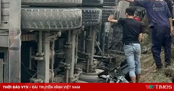 Xe đầu kéo chở đá lật đè ô tô con làm 1 người tử vong