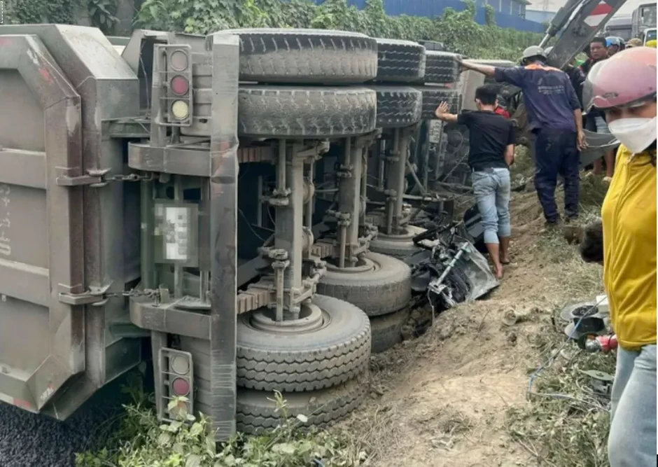Xe đầu kéo chở đá lật đè ô tô con làm 1 người tử vong Xe đầu kéo chở đá lật đè ô tô con làm 1 người tử vong