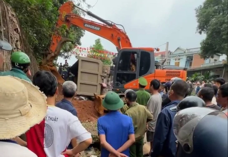 Xe đầu kéo lấn làn mất lái, lật đè bẹp ô tô con và xe máy, hai người tử vong Xe đầu kéo lấn làn mất lái, lật đè bẹp ô tô con và xe máy, hai người tử vong