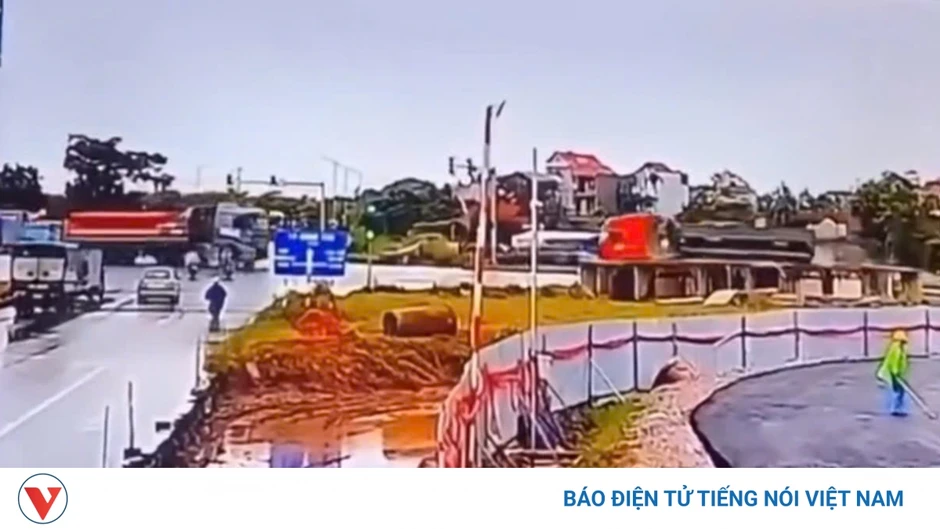 Xe đầu kéo lao qua dải phân cách tông trực diện xe đối diện