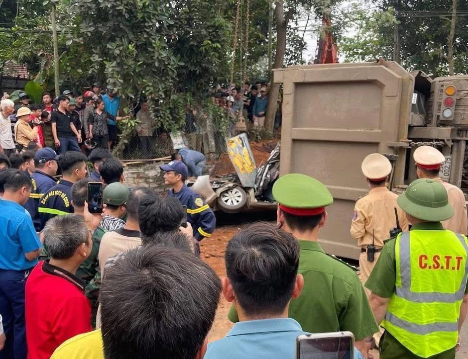 Xe đầu kéo lật đè ô tô, xe máy tại Phú Thọ: Nguyên nhân sơ bộ do đi sai phần đường Xe đầu kéo lật đè ô tô, xe máy tại Phú Thọ: Nguyên nhân sơ bộ do đi sai phần đường