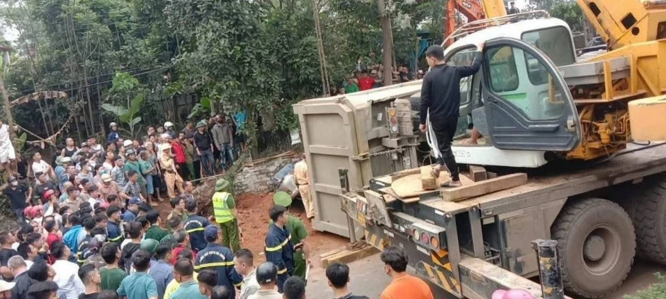 Xe đầu kéo lật đè ô tô, xe máy tại Phú Thọ: Nguyên nhân sơ bộ do đi sai phần đường Xe đầu kéo lật đè ô tô, xe máy tại Phú Thọ: Nguyên nhân sơ bộ do đi sai phần đường