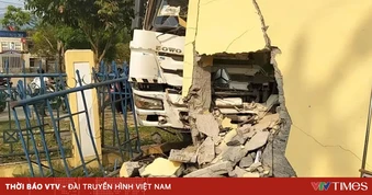 Xe đầu kéo tông sập tường trường mầm non ở Huế
