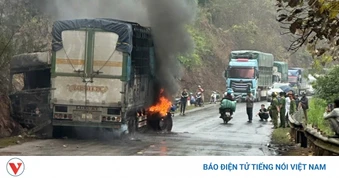 Xe đầu kéo tự gây tai nạn rồi bốc cháy trên Quốc lộ 6