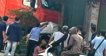 Xe đầu kéo va chạm ô tô con rồi lao lên vỉa hè tông chết người ngồi bên đường