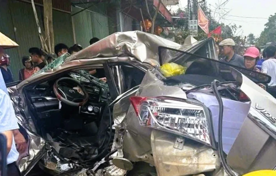 Xe đầu kéo va chạm ô tô con rồi lao lên vỉa hè tông chết người ngồi bên đường Xe đầu kéo va chạm ô tô con rồi lao lên vỉa hè tông chết người ngồi bên đường