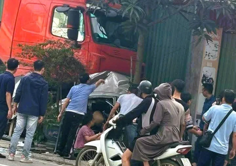 Xe đầu kéo va chạm ô tô con rồi lao lên vỉa hè tông chết người ngồi bên đường Xe đầu kéo va chạm ô tô con rồi lao lên vỉa hè tông chết người ngồi bên đường