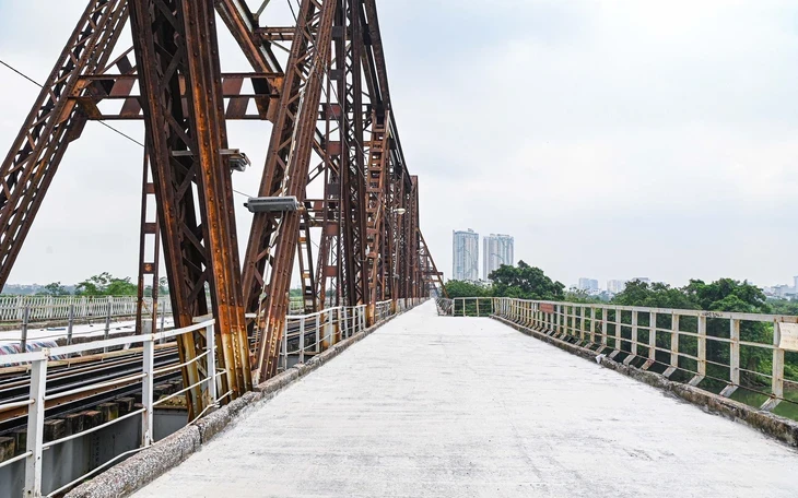 Xe đi lại bình thường trên cầu Long Biên sau 2 tháng sửa chữa