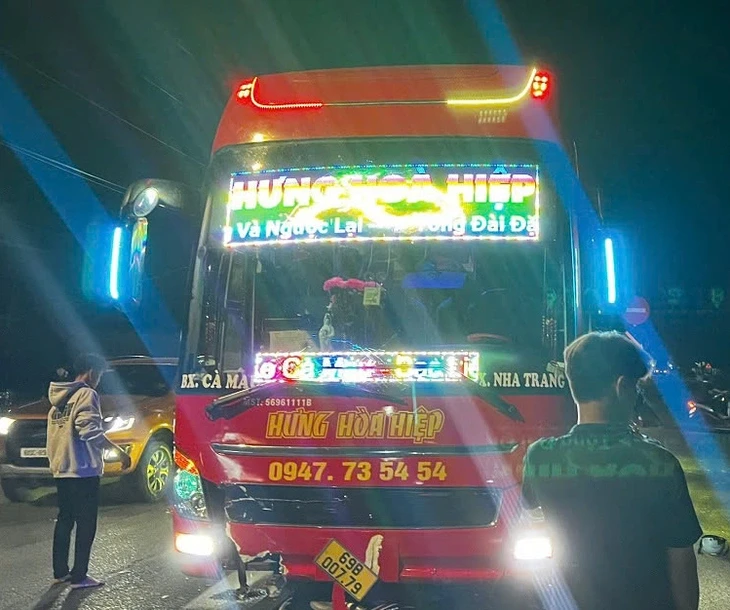 Xe giường nằm va chạm xe máy trên quốc lộ 1, hai người chết tại chỗ