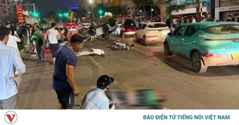 Xế hộp Lexus gây tai nạn liên hoàn giữa đêm tại Hà Nội, nhiều người nhập viện