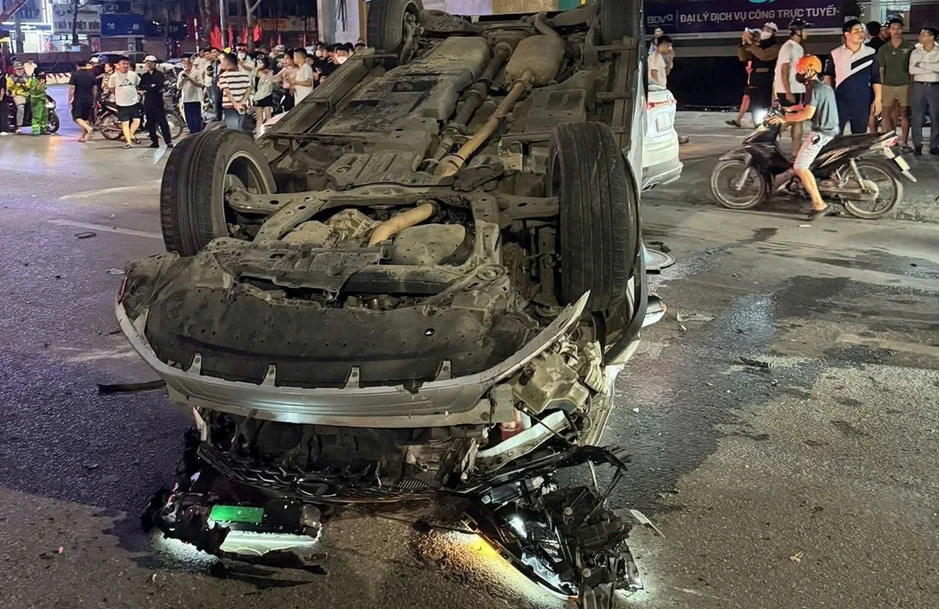 Xế hộp Lexus gây tai nạn liên hoàn giữa đêm tại Hà Nội, nhiều người nhập viện Xế hộp Lexus gây tai nạn liên hoàn giữa đêm tại Hà Nội, nhiều người nhập viện