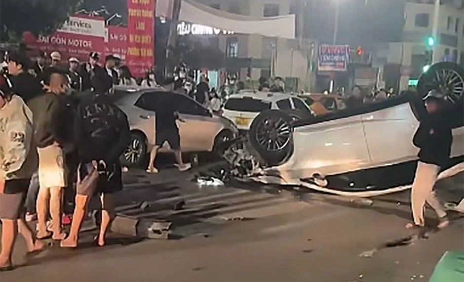 Xế hộp Lexus gây tai nạn liên hoàn giữa đêm tại Hà Nội, nhiều người nhập viện Xế hộp Lexus gây tai nạn liên hoàn giữa đêm tại Hà Nội, nhiều người nhập viện