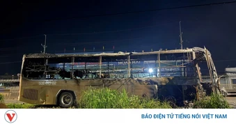 Xe khách bốc cháy dữ dội trên Quốc lộ 1 lúc rạng sáng, 7 người tử vong