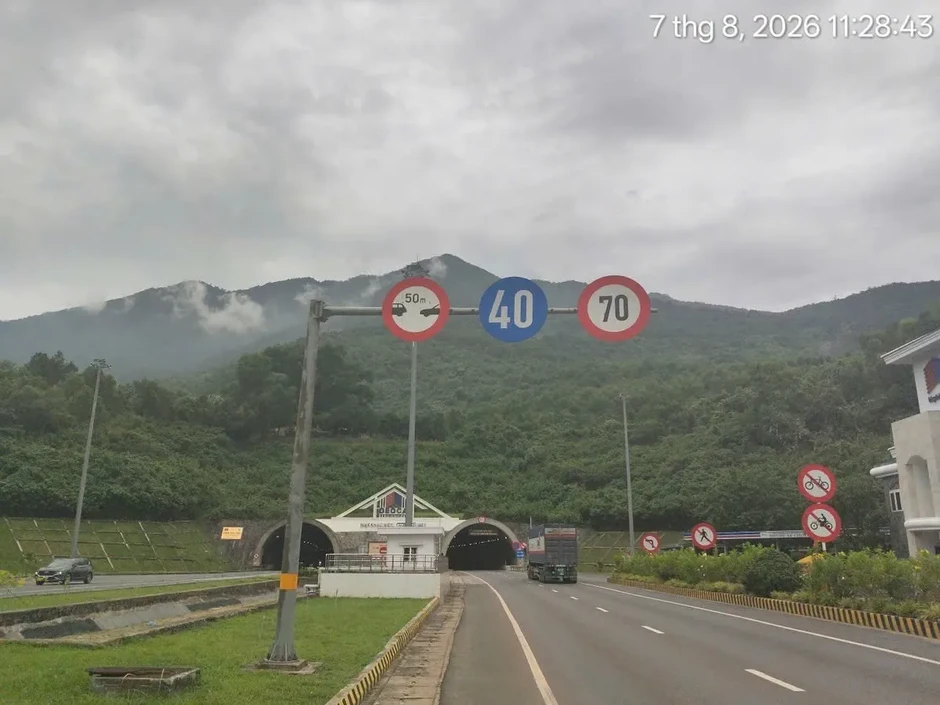 Xe khách chạy 105 km/h trong hầm Hải Vân, tài xế bị phạt nặng Xe khách chạy 105 km/h trong hầm Hải Vân, tài xế bị phạt nặng