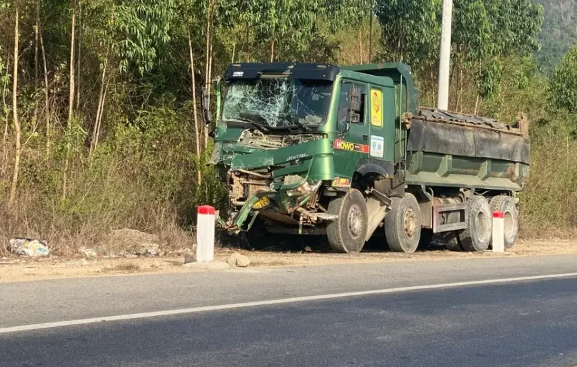 Xe khách chở 12 người lao xuống vực trên đèo An Khê (Gia Lai), 1 người tử vong Xe khách chở 12 người lao xuống vực trên đèo An Khê (Gia Lai), 1 người tử vong