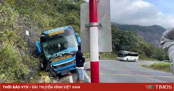 Xe khách chở 21 người tông vào vách núi trên đèo Khánh Lê
