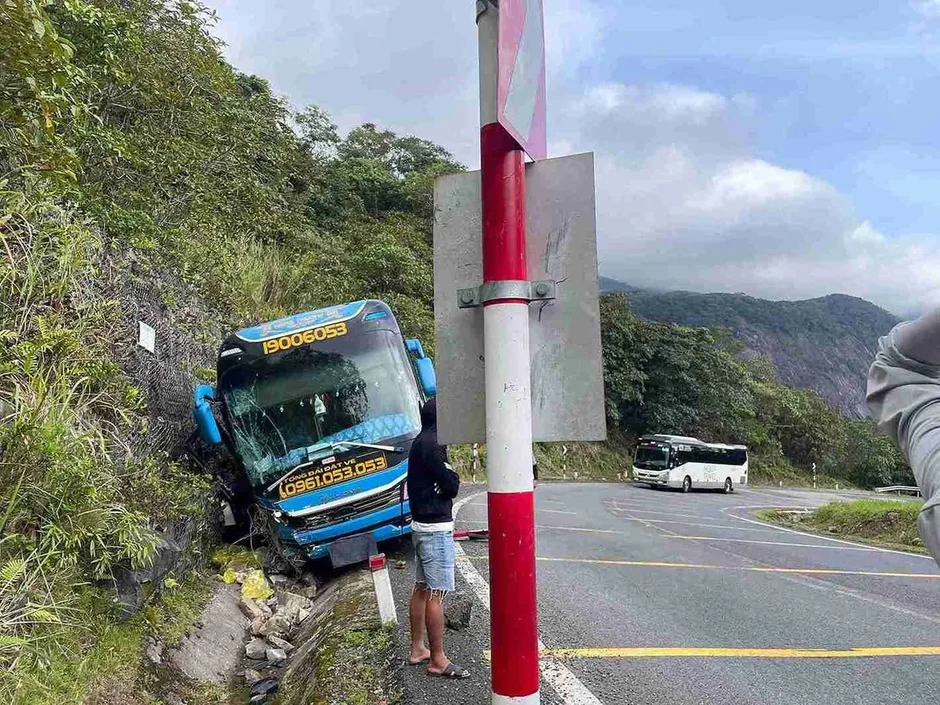 Xe khách chở 21 người tông vào vách núi trên đèo Khánh Lê Xe khách chở 21 người tông vào vách núi trên đèo Khánh Lê