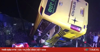 Xe khách chở 9 người tông vào lan can, lao xuống mương