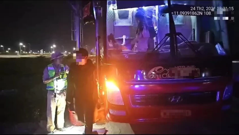 Xe khách chở quá 17 người trên cao tốc Vĩnh Hảo - Phan Thiết bị xử phạt 127 triệu đồng Xe khách chở quá 17 người trên cao tốc Vĩnh Hảo - Phan Thiết bị xử phạt 127 triệu đồng