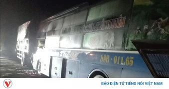 Xe khách đâm xe tải trên cao tốc Nội Bài - Lào Cai khiến 1 người tử vong