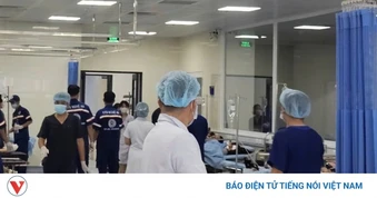 Xe khách gặp tai nạn giao thông trên đường cao tốc, khoảng 20 người nhập viện