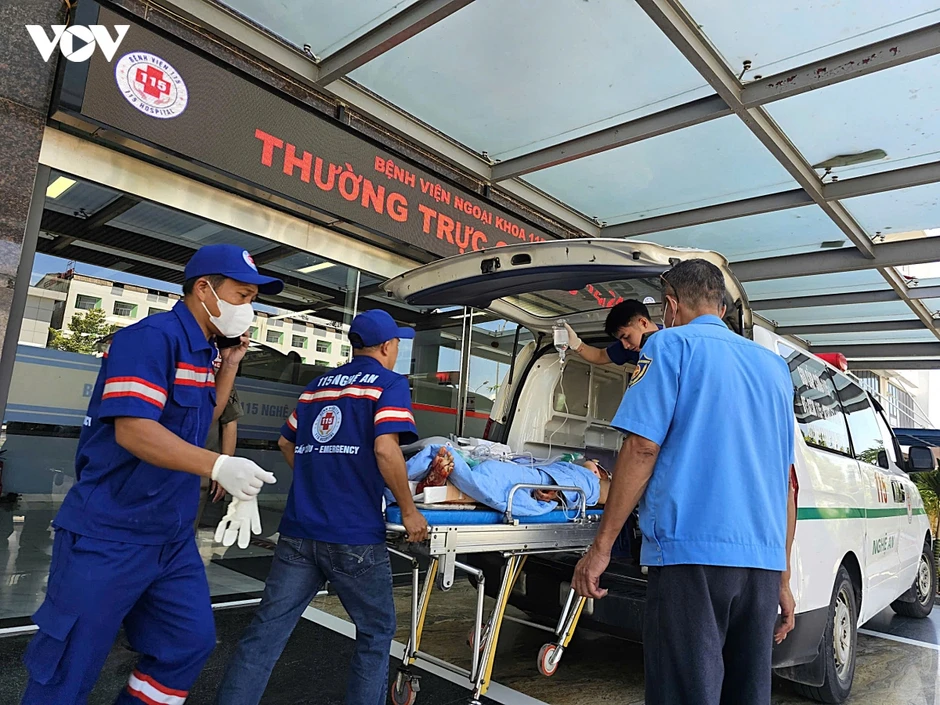 Xe khách gặp tai nạn giao thông trên đường cao tốc, khoảng 20 người nhập viện Xe khách gặp tai nạn giao thông trên đường cao tốc, khoảng 20 người nhập viện