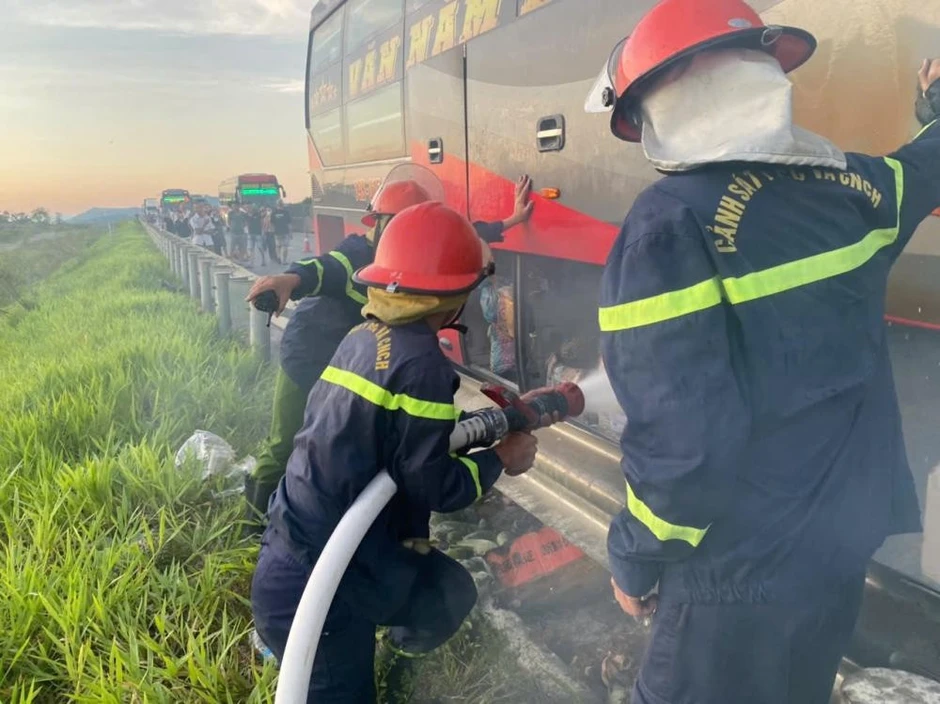 Xe khách giường nằm bốc cháy trên cao tốc Bắc – Nam, hơn 30 người thoát nạn Xe khách giường nằm bốc cháy trên cao tốc Bắc – Nam, hơn 30 người thoát nạn