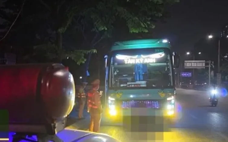 Xe khách không kiểm định, không phù hiệu, không hợp đồng vẫn chở khách ở Hà Nội Xe khách không kiểm định, không phù hiệu, không hợp đồng vẫn chở khách ở Hà Nội