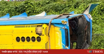 Xe khách lao khỏi cao tốc Pháp Vân - Cầu Giẽ khiến nhiều người thương vong