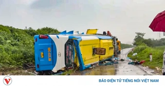 Xe khách lao khỏi cao tốc Pháp Vân - Cầu Giẽ trong đêm, ít nhất 4 người tử vong