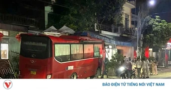 Xe khách lao vào nhà dân ở Ninh Bình