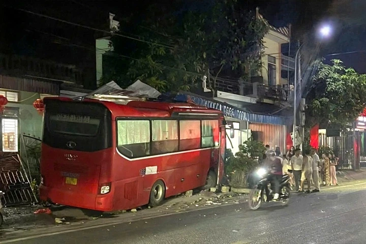 Xe khách lao vào nhà dân ở Ninh Bình Xe khách lao vào nhà dân ở Ninh Bình