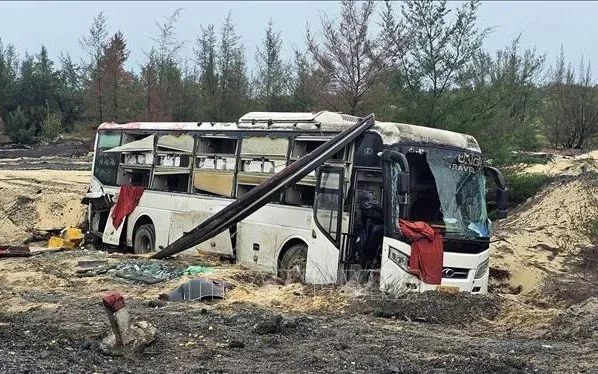 Xe khách lao xuống hố sâu bên đường, 18 hành khách thoát nạn