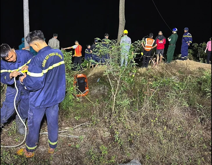 Xe khách lao xuống vực trên quốc lộ 19, 1 người chết, nhiều người bị thương Xe khách lao xuống vực trên quốc lộ 19, 1 người chết, nhiều người bị thương