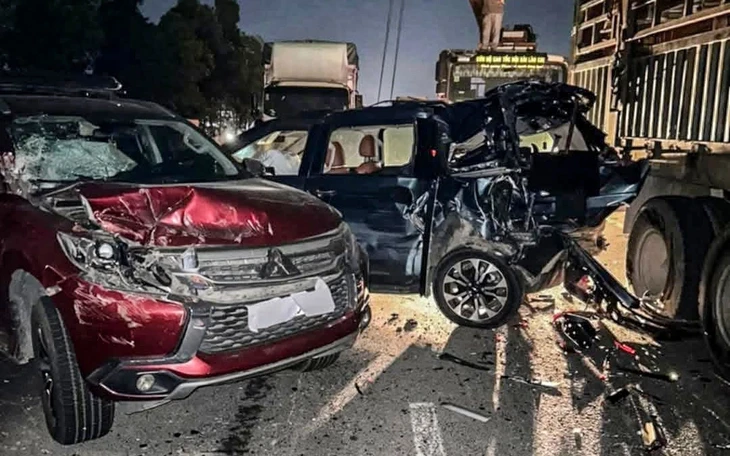 Xe khách lật trên cao tốc Nội Bài - Lào Cai, 5 người bị thương Xe khách lật trên cao tốc Nội Bài - Lào Cai, 5 người bị thương