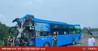 Xe khách va chạm xe tải trên cao tốc Nội Bài - Lào Cai, 6 người thương vong
