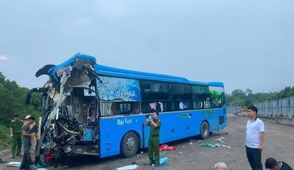 Xe khách va chạm xe tải trên cao tốc Nội Bài - Lào Cai, 6 người thương vong