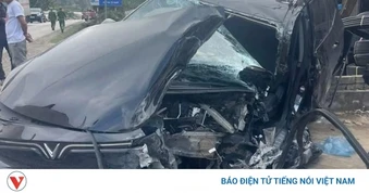 Xe khách và xe con bị hỏng nặng, 1 người bị thương sau va chạm trên QL6
