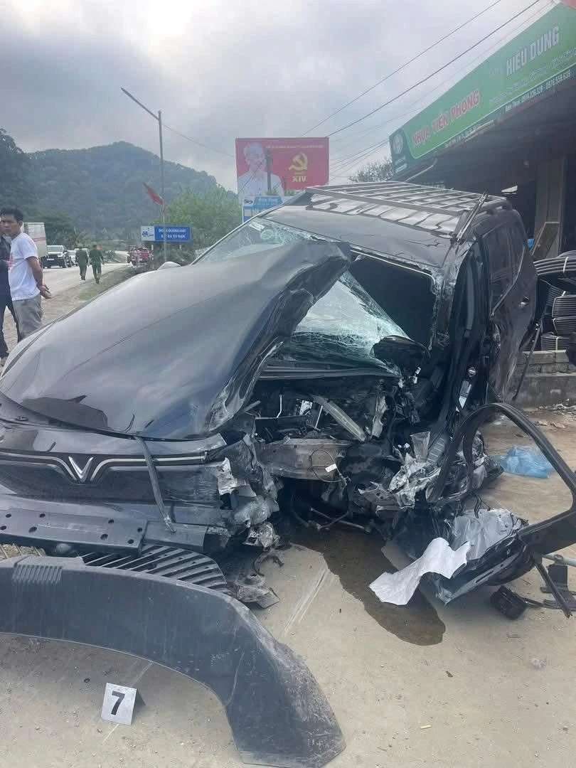 Xe khách và xe con bị hỏng nặng, 1 người bị thương sau va chạm trên QL6 Xe khách và xe con bị hỏng nặng, 1 người bị thương sau va chạm trên QL6
