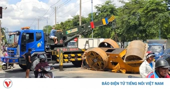 Xe lu rơi khỏi xe tải, người đi đường thoát nạn trong gang tấc
