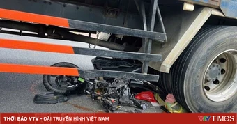 Xe máy bị cuốn vào gầm xe tải ở TP Hồ Chí Minh, gia đình 3 người gặp nạn
