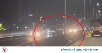 Xe máy đi ngược chiều trên Vành đai 3 trên cao đâm trực diện vào ô tô